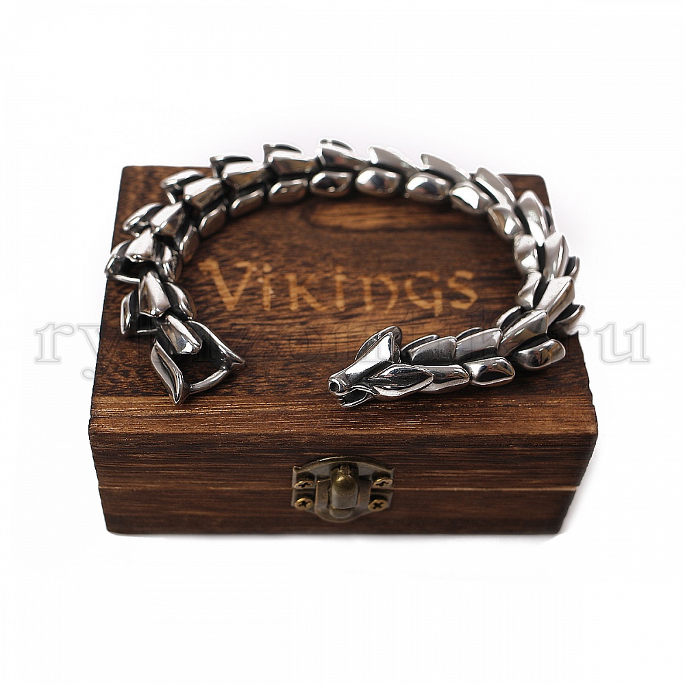 Серебряный браслет викинга в деревянном ящичке