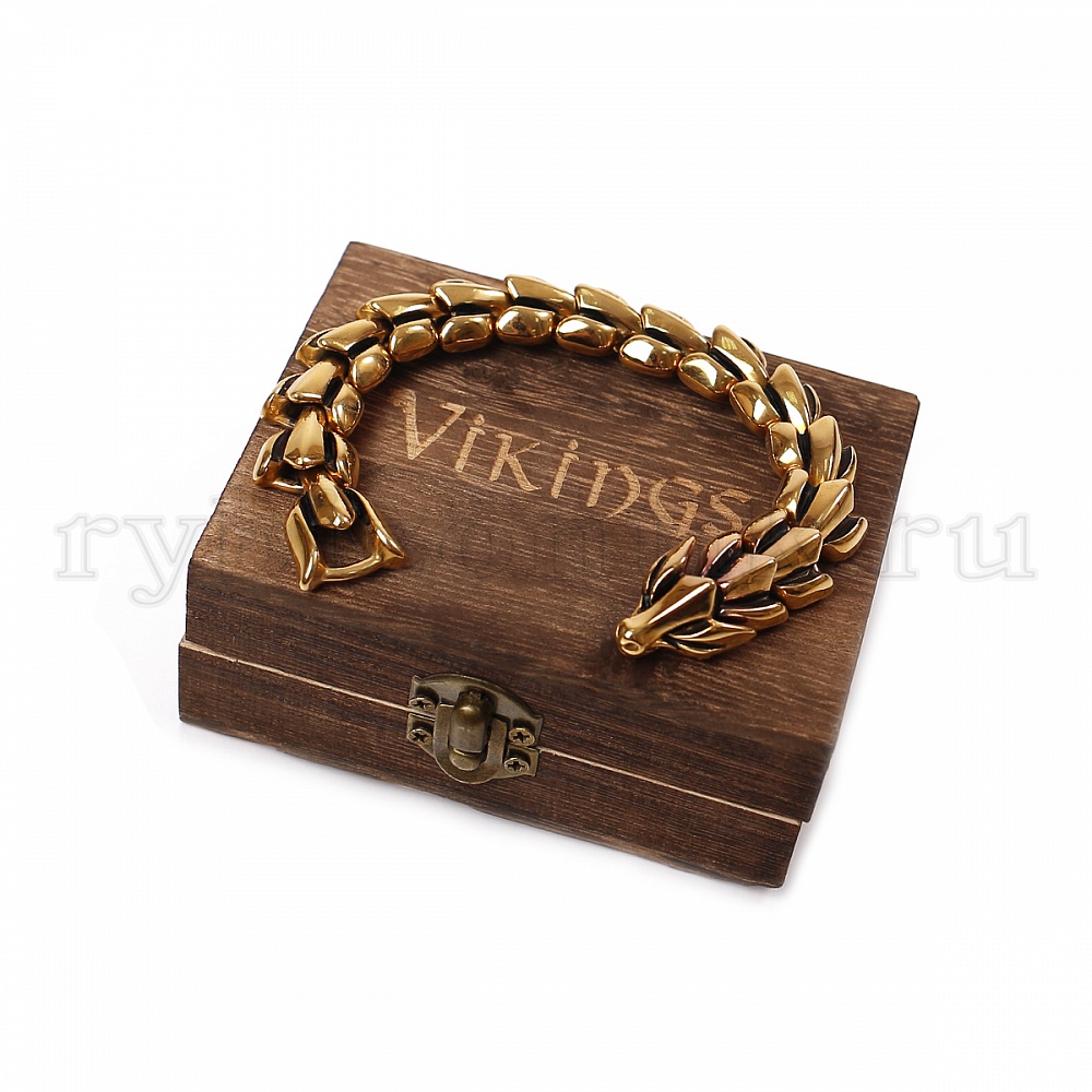 Золотой браслет викинга в деревянном ящичке