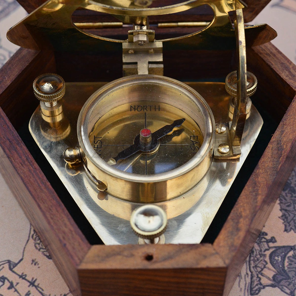 Солнечные часы-компас средние в деревянной шкатулке