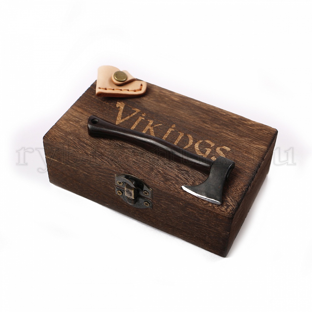 Топор-сувенир викинга в деревянном ящичке